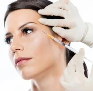 Botox-Behandlung im Gesicht mit feiner Nadel